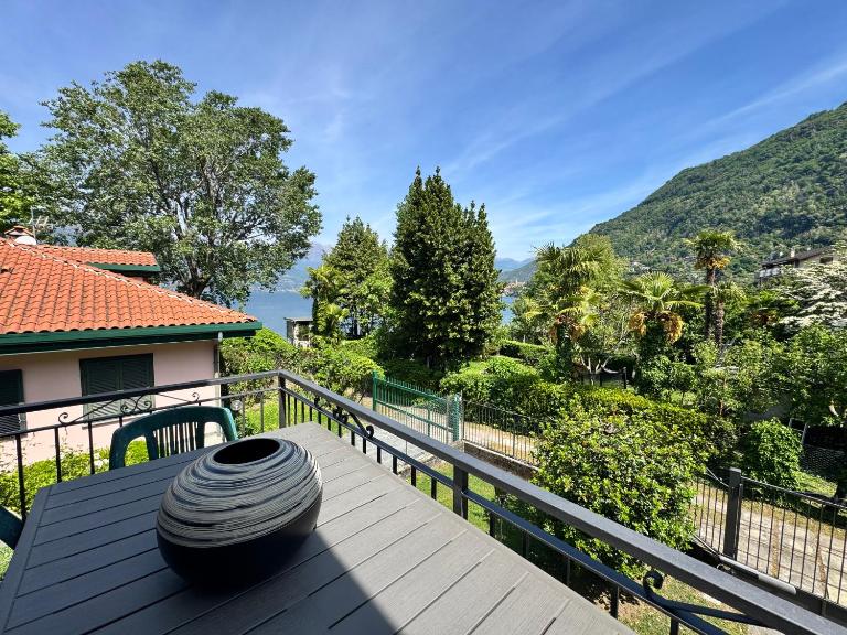 Villa Elvira fronte lago di Como by Gottschalk - B&B Dervio