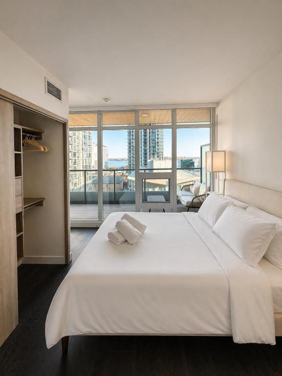 Spacious Luxury Sleeps 7 - Best Location - B&B Toronto