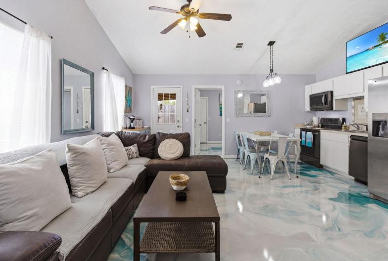 2BR PCB Getaway | Walk to Public Beach Access 11 | Sleeps 6 - B&B Panama City Beach