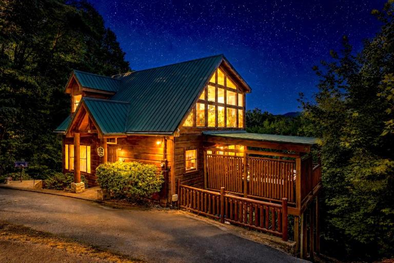 Private HOT TUB, Games & Views, 4 miles to Pigeon Forge! Pup-friendly! - B&B Sevierville