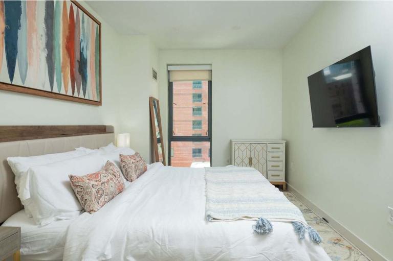 Central 2BR Den Fenway Walk to BU Longwood Red Sox - B&B Boston