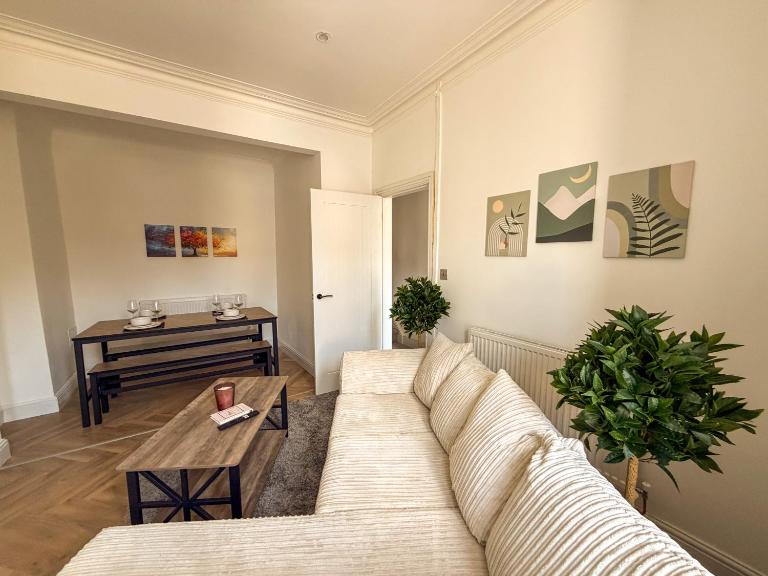 The Signature Stay- 3 bed home, Premium Living, Every Time - B&B Cardiff
