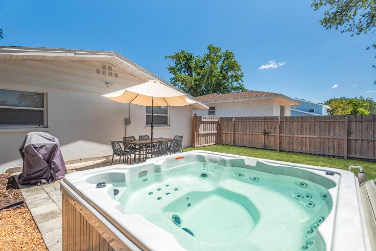 Fully Fenced With Hot tub near Siesta Key Bridge - B&B Sarasota
