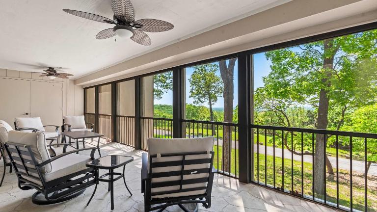 Lake Ozark Oasis Central Location & Pool Access - B&B Lake Ozark