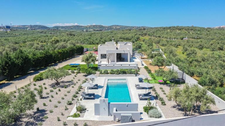 Nostra Terra Villa, 2-acre Secluded Nature Escape with Heated Pool, By ThinkVilla - Bed and Breakfast Pérama