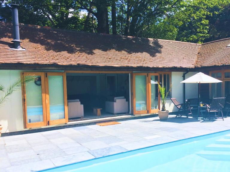 Rural Cottage Retreat, Near Goodwood Festival of Speed, Dog Friendly with Shared Outdoor Pool, gardens & Tennis, Free Parking! Chichester Holiday Properties - Ferienwohnung North Mundham