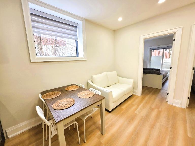 Bright 2BR Basement Suite -Feels Like Main Floor - Chambres d'hôtes Toronto