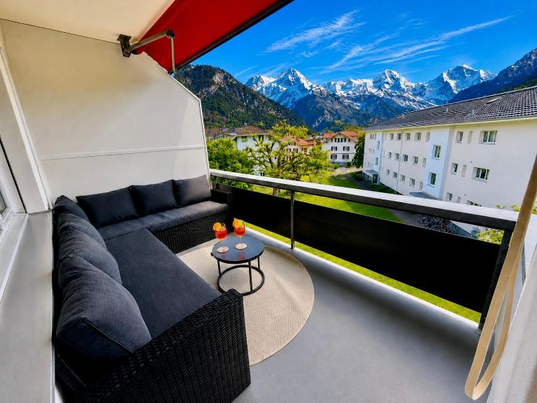 Topview 2BR Balcony & Mountain View Interlaken - Bed and Breakfast Unterseen