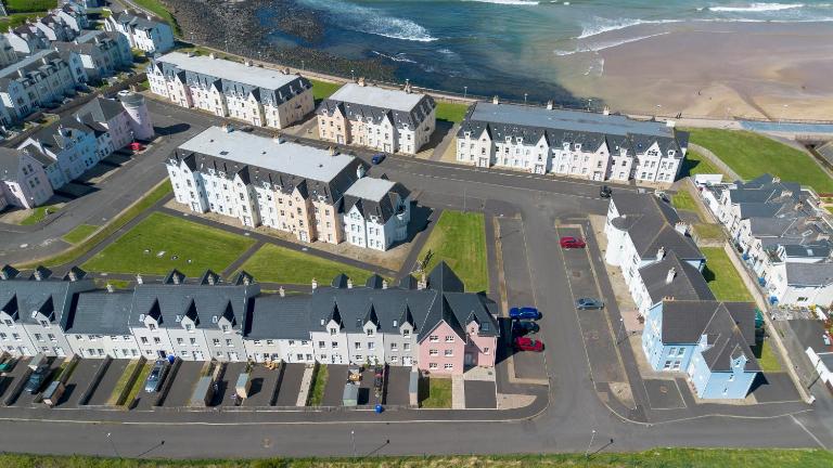 West Strand | Portrush Townhouse | Sleeps 6 - B&B Portrush
