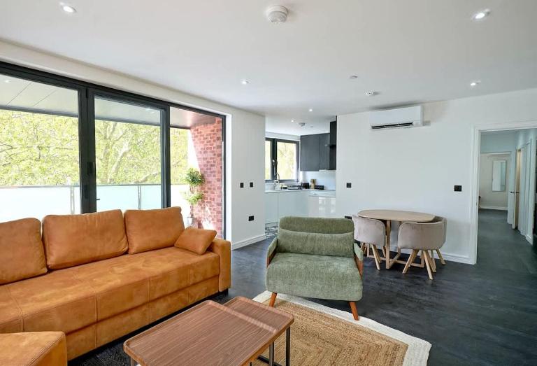 Modern, New, 2-Bed 2-Bath Flat with Balcony, Sleeps 6 - Ferienwohnung London