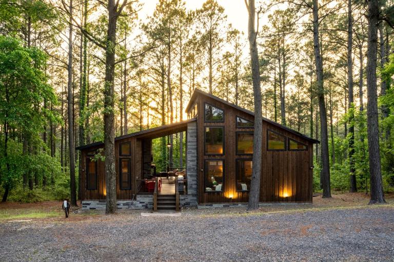 Modern Cabin w Sauna, Hot Tub, Bocce & Arcade - B&B Broken Bow