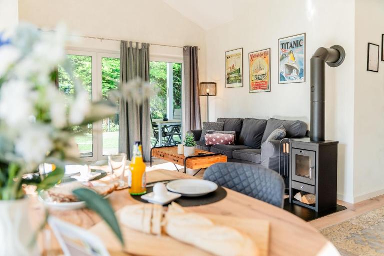 Fördezauber - Ruhiges Ferienhaus mit eingezäuntem Garten und Kamin - B&B Bönstrup