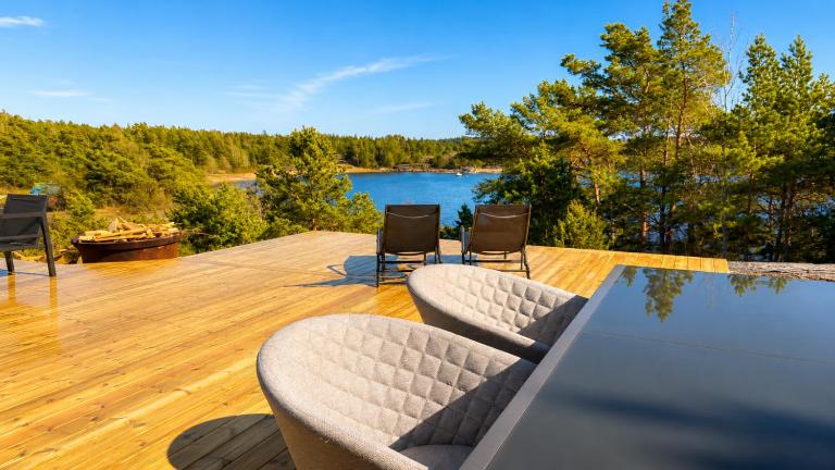 Modern Scandinavian cabin by the sea, calm, private setting, 50m to ocean - Ferienwohnung Tjärnöbo