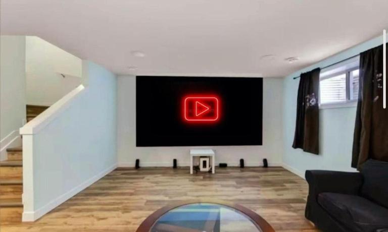 Cozy Sweet Home with King Beds Inhouse Theater Garage Near Airport - Chambres d'hôtes Edmonton