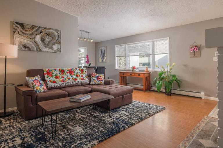 Downtown WestChester Casa with King Beds - B&B Anchorage