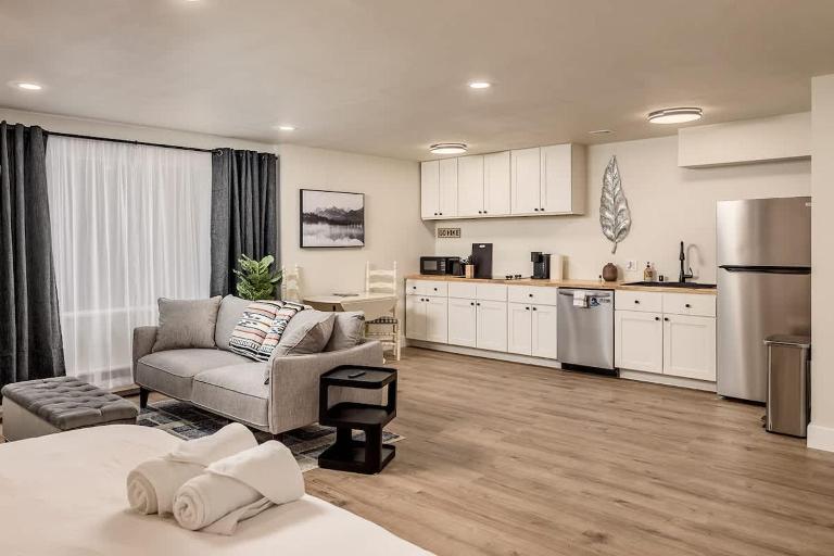 Downtown city studio - King bed - B&B Anchorage