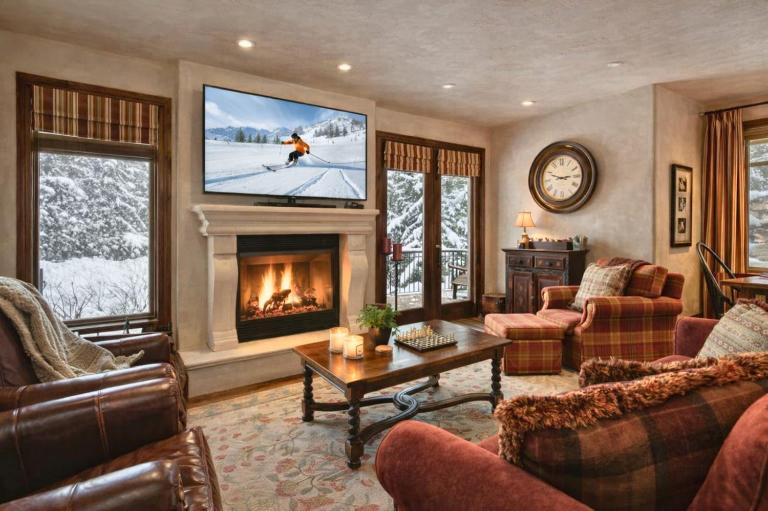Ski-InSki-Out Townhome with 2-Bedrooms and private Hot tub Vintage on the Strand VIN-14 by KBM Resorts - B&B Park City