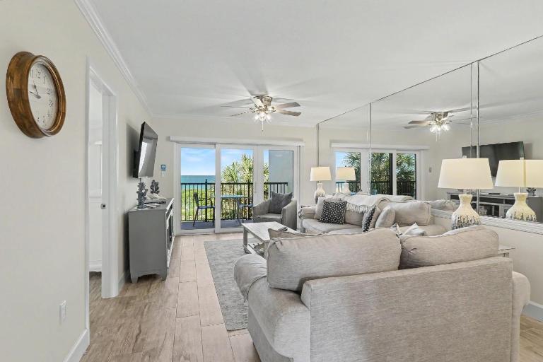 Land's End 8-303 Beach Front - Bed and Breakfast St. Pete Beach