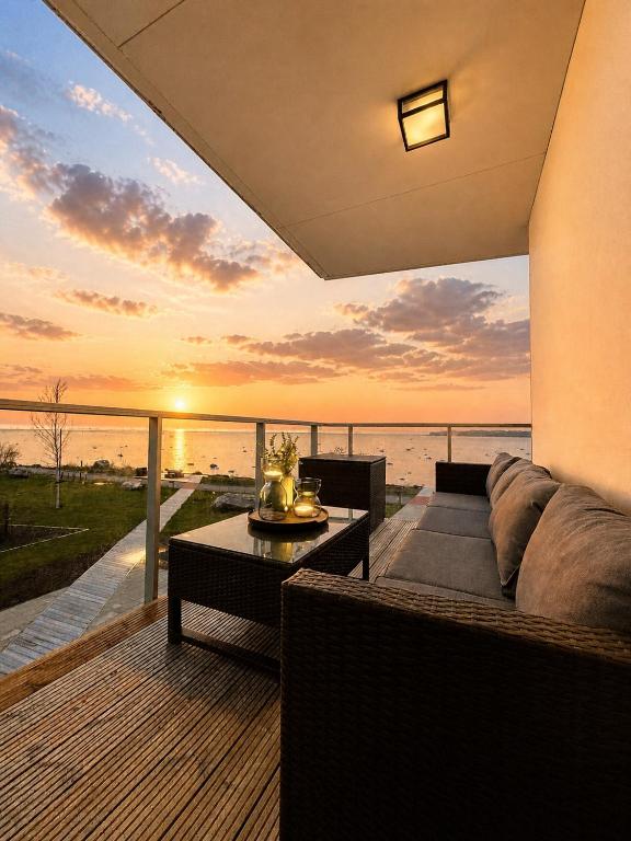 LUXURY WATERFRONT APARTMENTS WITH SEA VIEWS, SUNSET TERRACES and FREE PARKING, ONE WITH A HUUM SAUNA, THE OTHER WITH A BATHTUB - Chambres d'hôtes Tallinn
