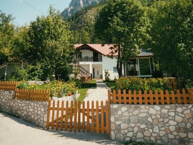 Bujtina Arlindi - B&B Valbonë
