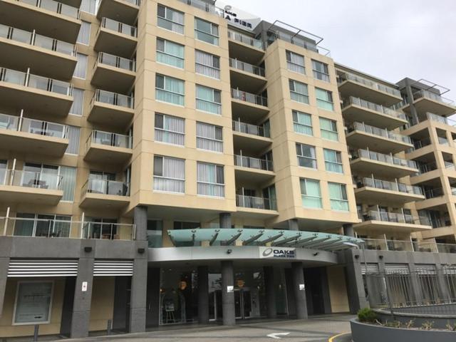 Glenelg Holiday Apartments-Pier Direct Beach Front Free Parking - B&B Adelaide