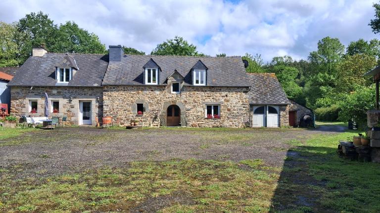 Gite au bord du Canal de Nantes à Brest - Bed and Breakfast Guerlédan