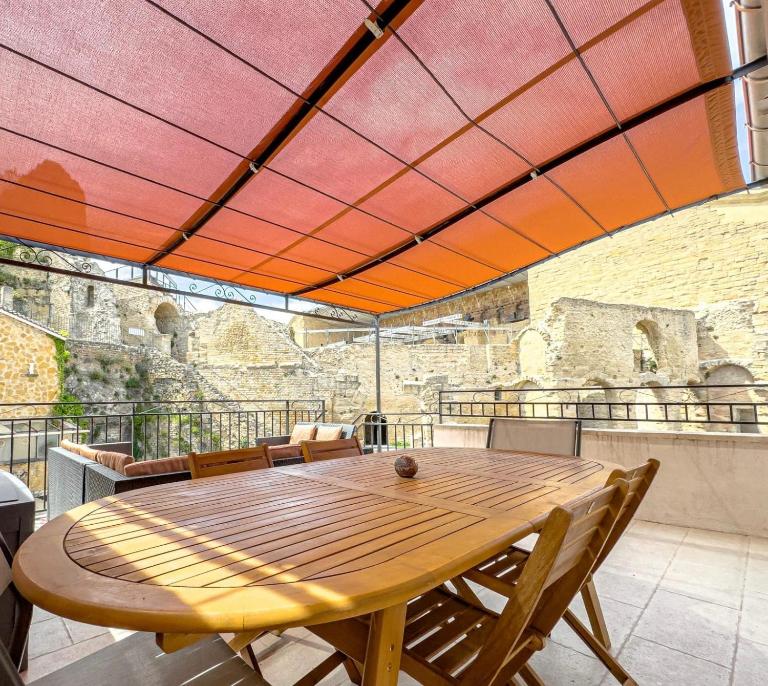 Au balcon du théâtre antique Appartement HYPERCENTRE - TOUT ÉQUIPÉ ET NETFLIX - parking gratuit à 250m et payant à 50m - lit bébé à disposition gratuitement - chaise haute bébé et lit parapluie tout confort - B&B Orange
