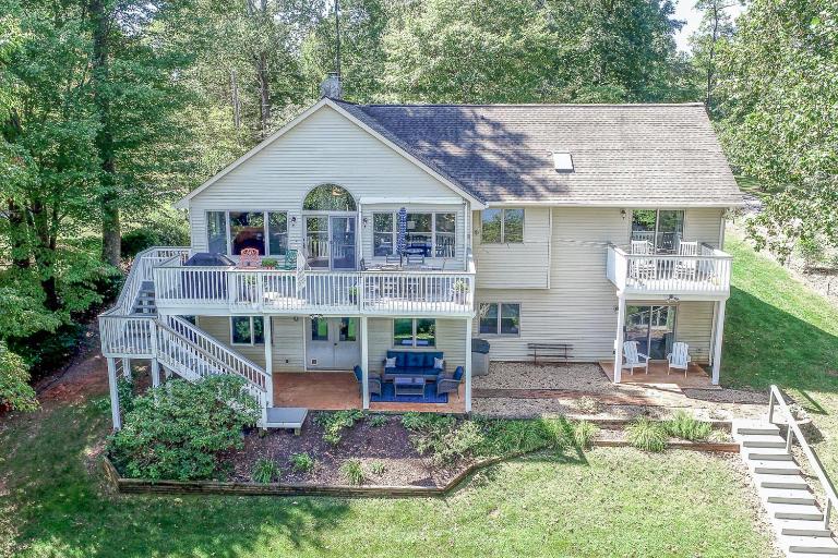 The Lake House on Sunset Point - Lakefront home with private dock & pool table - B&B Moneta