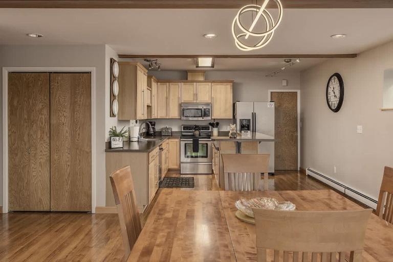 Elegant 2BR Retreat Prime Downtown Location Overlooking Parks Greenbelt - B&B Anchorage