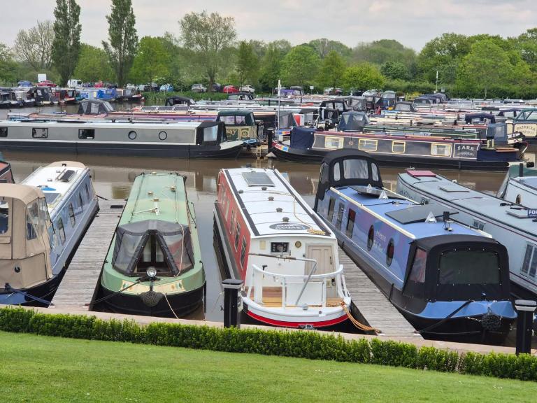 Komet Canal Boats - B&B Nantwich