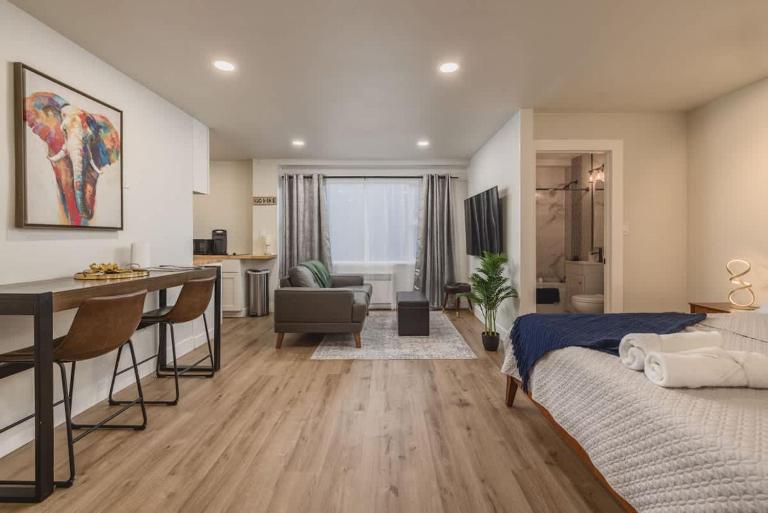 Modern downtown suite king bed - Chambres d'hôtes Anchorage