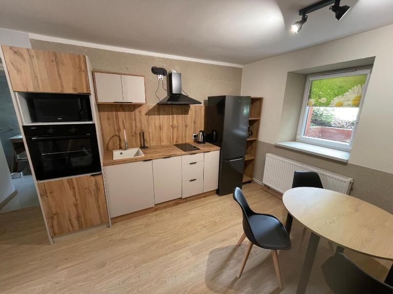 Przystanek Karpacz - Apartament Monachium w suterenie - B&B Karpacz