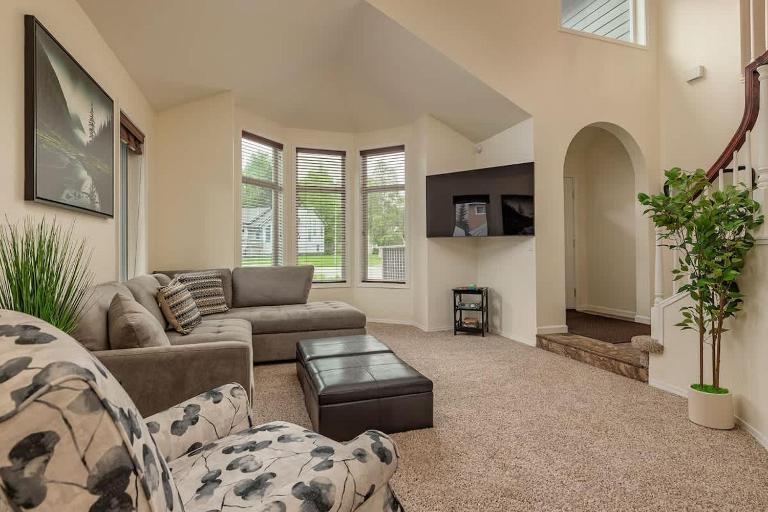 Rare Find - Entire Home 4BDR Family Neighborhood - B&B Anchorage