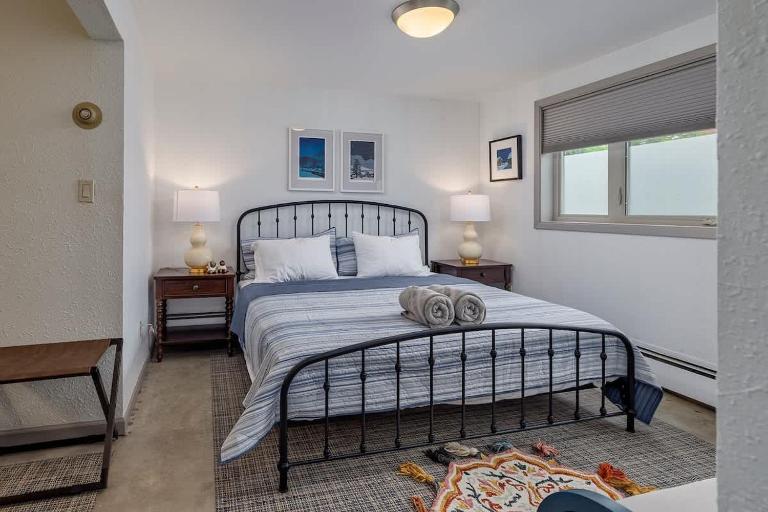 2 Mins from Airport 1 BDR with Large Backyard - Bed and Breakfast Anchorage