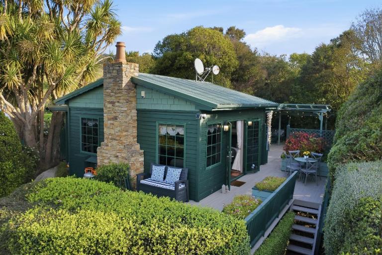 Private seaside couples hideaway - B&B Kaka Point