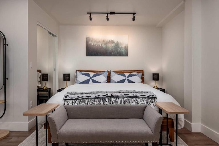 Stylish Downtown Anchorage Stay- King Bed plus Kitchen - B&B Anchorage