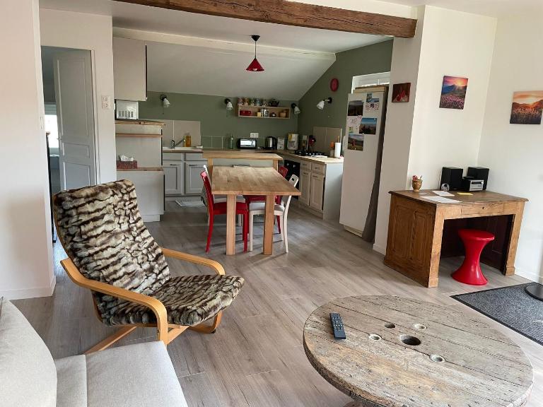 Au calme, en bord de rivière - B&B Poncin