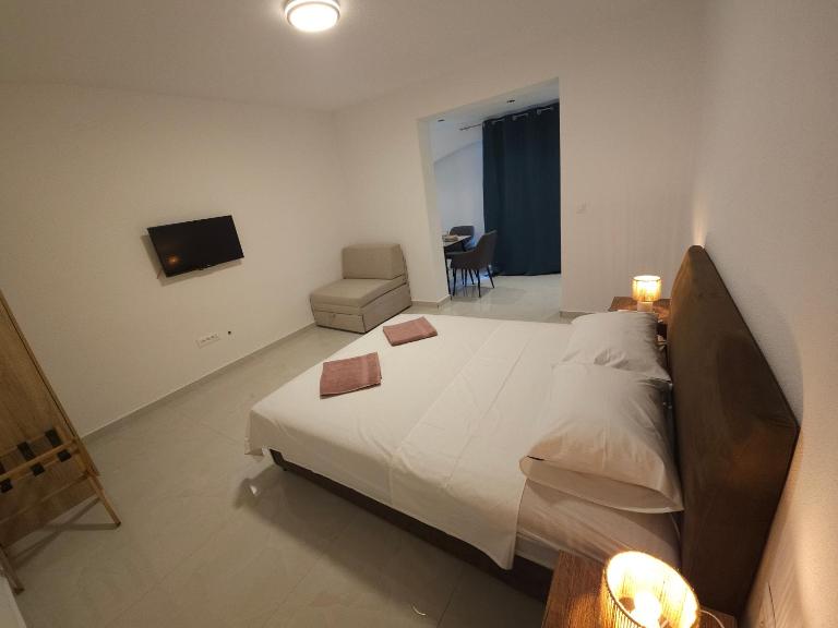 Apartment Under the Palm Tree II - Bed and Breakfast Budva