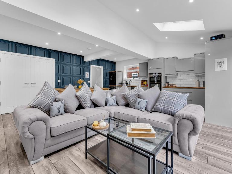 Luxury Manor home, 6-car drv, Pool table big, Fully equipped home for families and contractors - B&B Middleton
