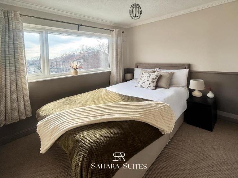 Stylish 2 Bed Hyde - sleeps 4 - Contractor & Family - Free Parking - Bed and Breakfast Hyde