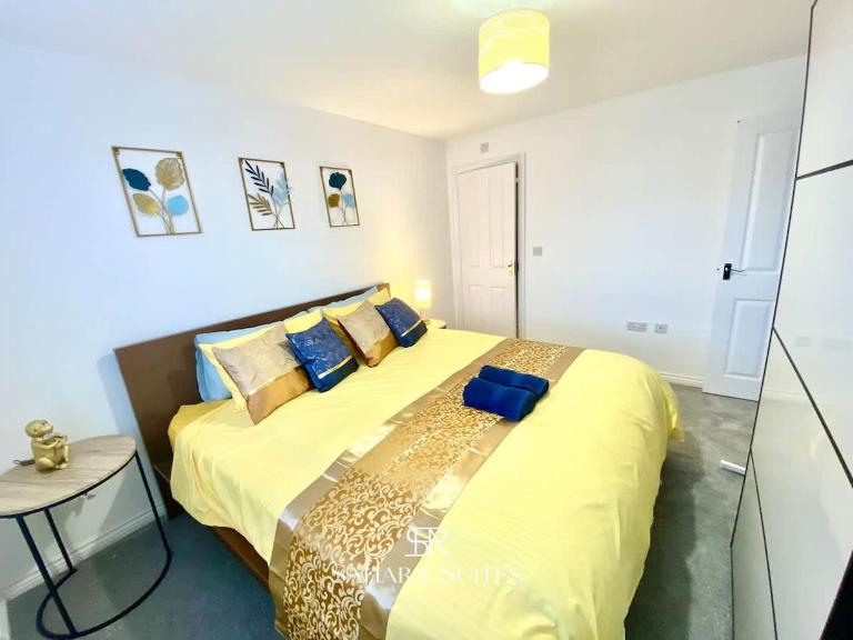 4 Bed House with Driveway Parking for 2 Cars - Rugby - Sleeps 10! Perfect for groups! - B&B Rugby
