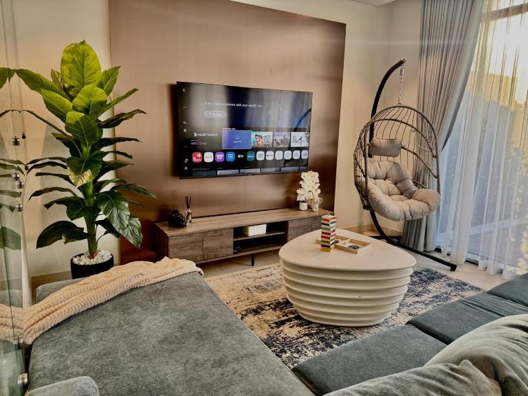 Danah Bay Coastal 2BR Townhouse with Private Garden - Chambres d'hôtes Ras el Khaïmah
