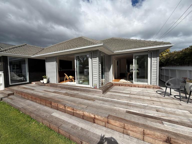Modern, spacious, sunny 4 bdrm home Central Hutt - Chambres d'hôtes Lower Hutt