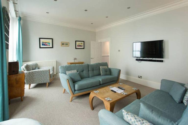 Seaside Retreat in North Bay - with parking - B&B Scarborough