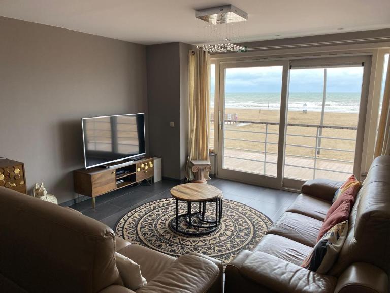 Résidence Estelle - Situé sur digue,face à la mer - Bed and Breakfast De Panne