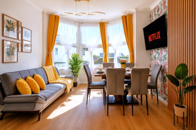 Stylish 3 Bedroom Sea View Apartment -Free Parking- Sleeps 9 - B&B Bognor Regis