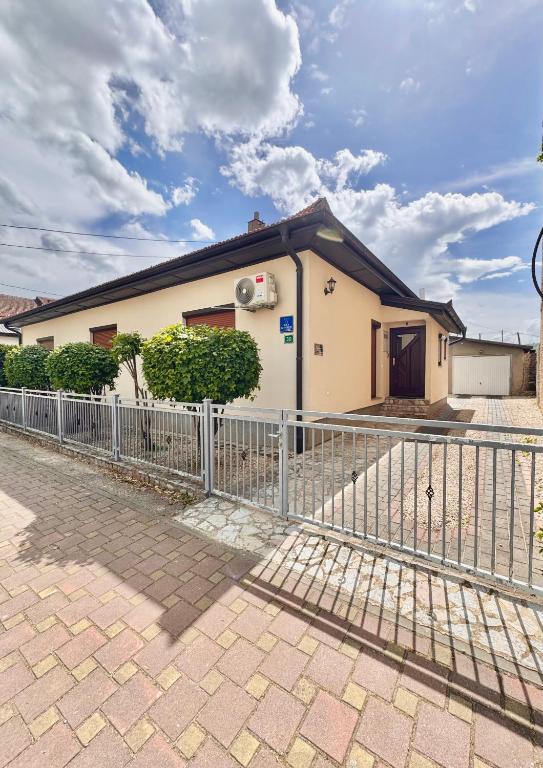 GOLD Apartman - Kuća za odmor - Chambres d'hôtes Sanski Most