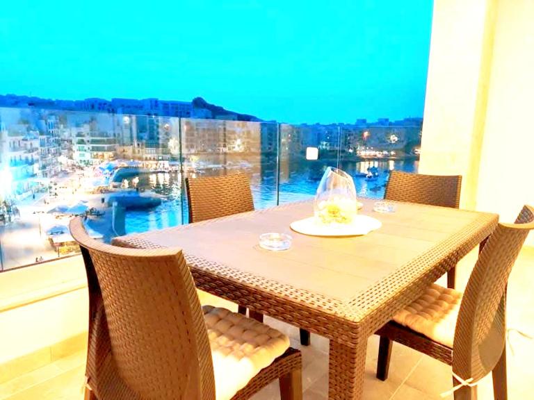 GrandBlue Vista Marsalforn, State-of-the-Art 2BR Seafront Luxury Apartment - Bed and Breakfast Marsalforn
