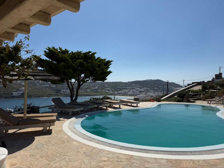 Stylish villa in Ornos with Amazing View &Pool access - B&B Ornós