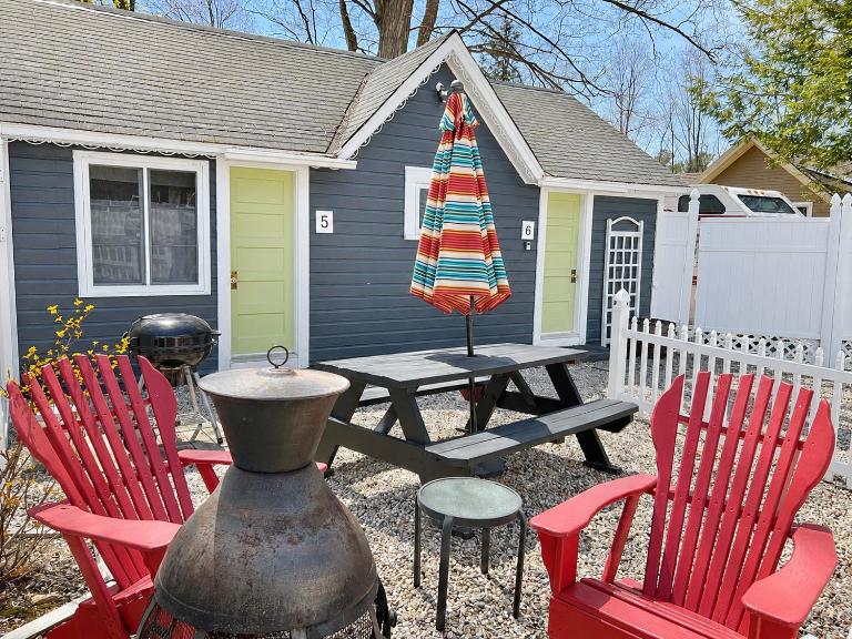 Cottage 5-6 - 2 Bedroom 1 Bath End Unit with Kitchenette Private Courtyard Pet Friendly fee applies - B&B Wolfeboro